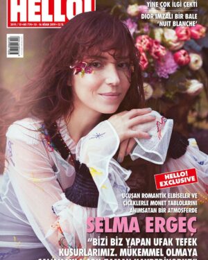 Selma Ergeç Instagram - 🙏🏼şahane ekip/ amazing crew @aytenalpun @hknylcn @gulumerzincan @ibrahimzengin @bnazlanuregul @pinarcura @hellodergisi  ve çekimde bize katılıp varlığıyla neşe katan tatlı köpek arkadaşımız,hepinize teşekkürler❤️/ and our new canine friend, who surprised us with his presence and brought us joy, thank you❤️