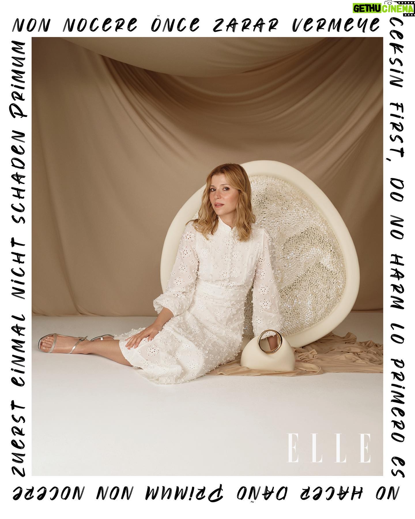 Selma Ergeç Instagram - ELLE 25 YAŞINDA! Ve altıncı kapağımız! «MODERN ZARAFET VE KEŞFETME RUHU» Sofistike ve cool duruşuyla her zaman farklı bir tarza sahip olan Selma Ergeç, hem sezonun en dikkat çeken dizisi ‘İnci Taneleri’ndeki rolü, hem de Beymen Collection ile başladığı yeni işbirliği ile radarımızda. ELLE Mayıs 25.yıl özel koleksiyon sayısını bayiilerden ve dergiburda.com’dan alabilir, trendyol, getir, n11 ve hepsiburada’dan sipariş verebilirsiniz. @selmaergecofficial #selmaergeç @elleturkiye X @beymen @elleinternational #ELLE #ELLE25 #ELLE25Yaşında #ELLEMayıs #ELLEMayısSayısı Röportaj & Yayın Direktörü: @meldanar13 Fotoğraflar: @kasanharaarslan Moda Direktörü: @asilasli Saç: @mustafa_akguul @ulasyenicehair Makyaj: @alirizaozdemir Set Tasarım&Dekor: @comertcan Prodüktör: @w_leyla Retouch: @ashkanramezani_t Fotoğraf Asistanları: @acihancanberk @cagdasezginn Moda Direktörü Asistanı: @damlareisoglu Moda Ekibi Asistanı: @dilagorugen Makyaj Asistanı: @yigitizgii Saç Asistanı: @enesakizci Set Tasarım&Dekor Asistanı: @sltnayseyll Fistolu midi elbise, Topuklu ayakkabı @beymen ‘Le Petit Calino’ deri çanta, @jacquemus / @beymen İşlemeli büstiyer, Siyah pantolon, ‘Smoc’ deri çanta, @beymen Siyah topuklu terlik, @giuseppezanotti / @beymen ‘Marcie’ kolye, @ponponiere / @beymen