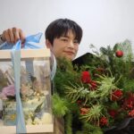 Seo In-guk Instagram - 시노텍스 마스크 광고촬영 🔥 크리스마스 같은 꽃과 케익을 주셔서 너무감사하고 오늘 너무 즐거웠어요!! 많이 기대해주세요!! #시노텍스마스크#시노텍스#서인국#seoinguk#synotexmask#synotex