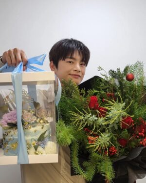 Seo In-guk Instagram - 시노텍스 마스크 광고촬영 🔥 

크리스마스 같은 꽃과 케익을 주셔서 너무감사하고 오늘 너무 즐거웠어요!!

많이 기대해주세요!! 

#시노텍스마스크#시노텍스#서인국#seoinguk#synotexmask#synotex