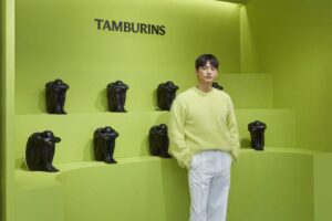 Seo In-guk Instagram - #TAMBURINS #탬버린즈 #탬버린즈카모 #tamburinschamo #solace #tamburinsperfume #perfum 

저 공간에 들어서면 카모향이 전체에 퍼져있습니다. 산뜻함과 우드함의 조화로운 향을 즐겨보세요.