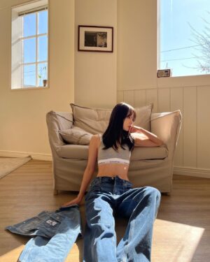 Seola Instagram - @calvinklein #광고 #캘빈클라인 🖤
