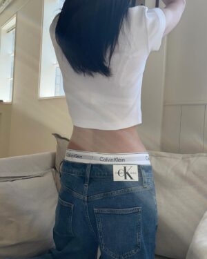 Seola Instagram - @calvinklein #광고 #캘빈클라인 🖤
