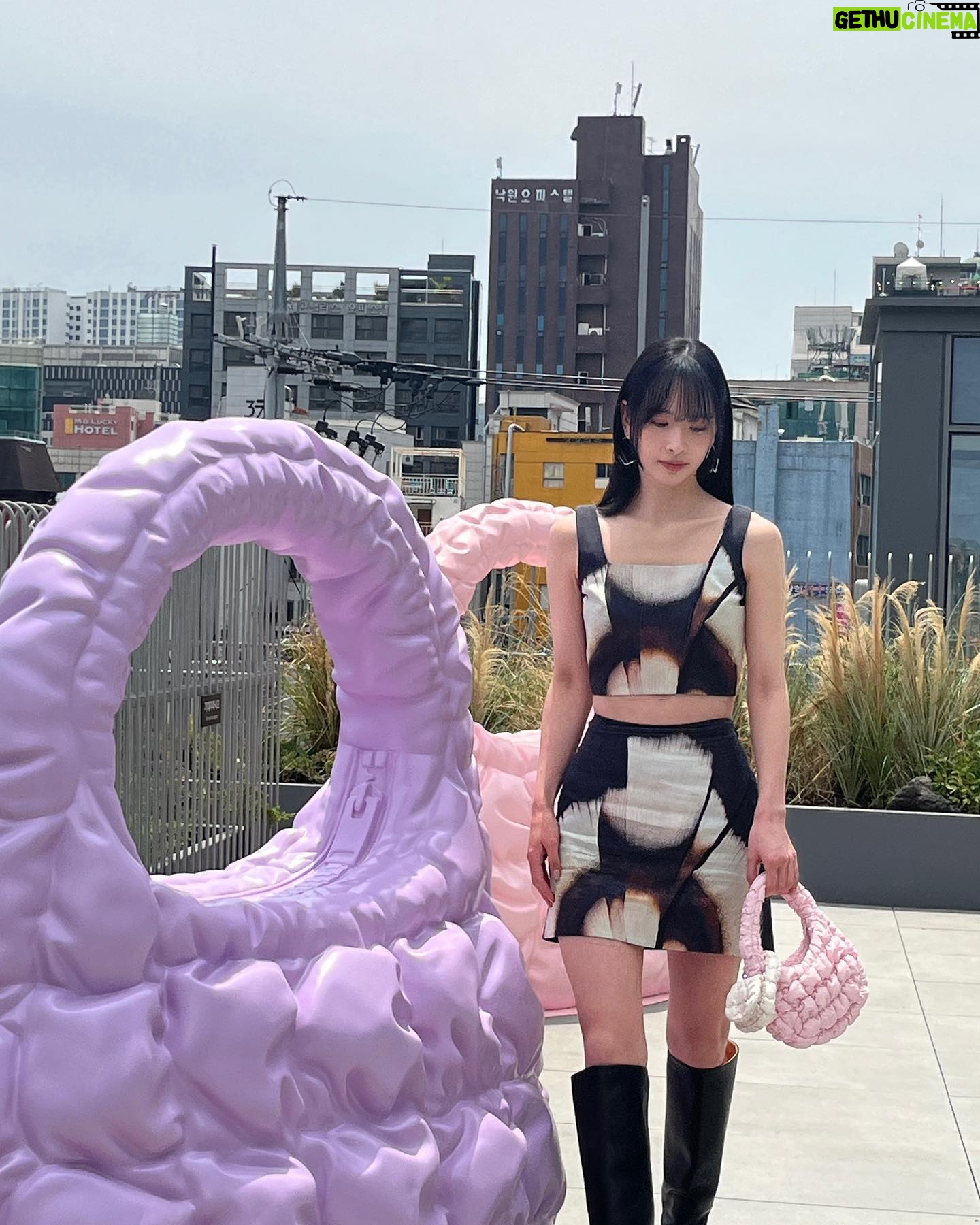 Seola - 132.8K Likes - 💜
#COS퀼티드백팝업스토어
#COSSeoul