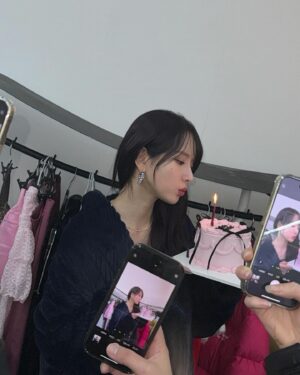 Seola Instagram - 저의 첫 솔로 앨범 Inside out🖤
드디어 발매됐습니다!
정말 많은 분들의 도움을 받아서 감사한 마음으로 열심히 준비했습니다
Without U 많이 사랑해주시길 바라며
앞으로 활동도 잘 지켜봐주세요♥️