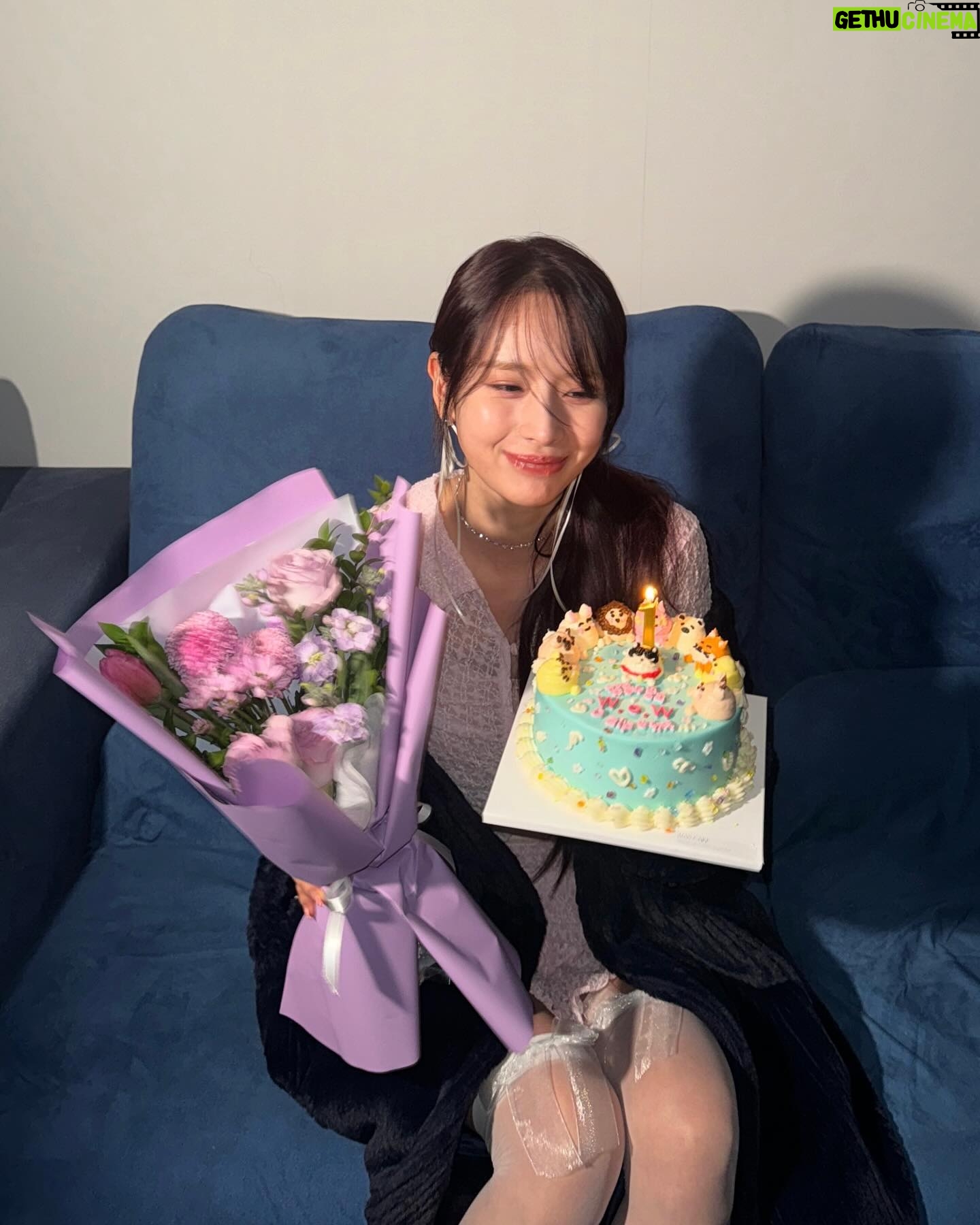 Seola - 68.6K Likes - 저의 첫 솔로 앨범 Inside out🖤
드디어 발매됐습니다!
정말 많은 분들의 도움을 받아서 감사한 마음으로 열심히 준비했습니다
Without U 많이 사랑해주시길 바라며
앞으로 활동도 잘 지켜봐주세요♥️