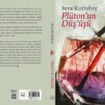 Sera Kutlubey Instagram – PLÜTON’un DÜŞ’üşü ♥️🎨
Kendisi uzun süreli yokluğumun sebebi🔮Evet, erken yaşta anne oldu diyebilirsinizz çünkü kendisi benim bebeğim! Doğumu sancılı, gelişi uğurlu oldu bebeğimin… 
Öyle karanlık durduğuna bakmayın; kendi cennetini inşa edenlerin, biraz mavinin, düşlerin, düşlerinden düşenlerin, ar damarını ayağının altında tutanların hikayesi…En çok sevmenin… Çoook heyecanlıyım efendim! Haftaya raflarda!!!!🥳🥳🥳🥳✨✨