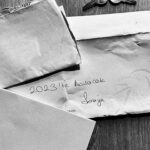 Sera Kutlubey Instagram - Bugün ansızın 16 yaşındaki Sera’dan mektup aldım…💌 ‘Sana gençlik yıllarını hatırlatacak, 25. Yaş günü hediyeni veriyorum’ diyor küçük Sera… Belli ki matematiği kötü ve 25 yaşı yeterince genç görmüyor… O sıra çılgınlar gibi Lara Fabian’den Je T’aime dinliyor… Hayallerimi, Hectorumun dökülen dişlerini biriktirdiğimi, annemden bir kedi sözü aldığımı, o kedinin şu an yanımızda olup olmadığını merak ettiğimi, babamın Bodrum’a taşınmayı düşündüğünü ve şu an bunu okuyorken acaba orada olup olmadığını soruyorum mektupta. Evet 10 yıl geçmiş üstünden… Kontrole başlıyorum;Canım oğlum Hector’u bu yıl kaybettik, ama dişlerini hala saklıyorum.Annem her zamanki gibi verdiği sözü tuttu, Julietimiz bizimle…Evet babam Bodrumda ve hayal ettiği hayatı yaşıyor… Bende Bodrum valizimi hazırlarken; yıllardır nerede olduğunu bile bilmediğim, sandığımın anahtarını buluyorum… o sandığı açıyorum ve başlıyor bu geceki maceram. Kendimi ‘sevginin kalesi’ gibi hissediyorum bu gece.🏰💕 16 yaşındaki küçük bir kızın mektuba kondurduğu öpücüklerden beni öpmesine izin veriyorum ve 26 yaşında genç bir kadın olarak o küçük kızı kucaklıyorum… Mektupta da dediğim gibi; kıymet bilen bir kızsın, bu huyundan asla vazgeçme… 10 yıl sonra başka bir mektupta görüşmek üzere...🔏💌