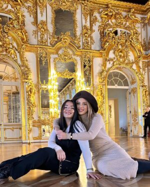 Sera Kutlubey Instagram - здравствуй, Россия!
bizim ekip yine bildiğiniz gibi🤍🥂❄️🎉