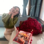 Sera Kutlubey Instagram - Bakınız yüzümde güller açıyor! 🌹 #bday olsa da işinin başında🤭🤭🤭