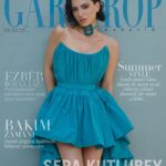 Sera Kutlubey Instagram - Sera Kutlubey: Disiplinli, Heyecanlı ve Doğal ✨ Yüksek temposuyla her bölümü heyecanla beklenen “İyilik” dizisinde Damla rolüyle izlediğimiz Sera Kutlubey, bu karakteri anlamaya çalışmanın ve fütursuz bir insanı canlandırmanın kendisini sürekli diri tuttuğunu dile getiriyor. İlk kitabı “Plüton’un Düş’üşü” ile edebiyat dünyasına da adım atan Kutlubey, yazmanın kendisi için bir meditasyon olduğunu belirtiyor. Bu aralar tatlı bir yoğunluğun içinde olan genç oyuncu ile kariyerini, canlandırdığı karakterleri, güzellik anlayışını ve yaşamına dair merak edilenleri konuştuk. 🦋🌸 @skutlubey @gardiropmagazin #gardiropcover #gardiropmagazin Yeni sayımız tüm dijital platformlarda ✨ #serakutlubey Genel Yayın Yönetmeni: @gulay_ozdemir Fotoğraflar: @serhathayri Röportaj: @ybugraleventt Video: @unalavcii Moda ve Güzellik Direktörü: @caglakucukdereli Styling: @busraissik Saç: @enginaktashair_ Makyaj: @ccumapolat Kurumsal İletişim: @mine.gunduz Dijital İletişim: @yoncayalki Prodüksiyon: @nutekstudio Teşekkürler @ggmanagements