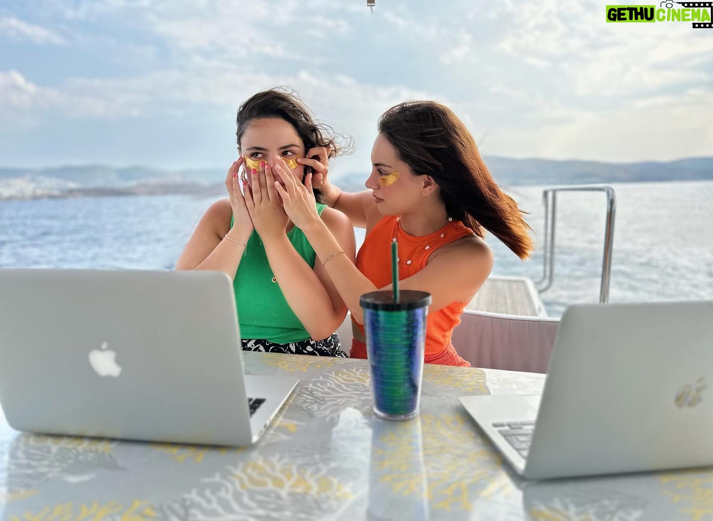 Sera Kutlubey Instagram - very busy indeed w safiye💆♀️