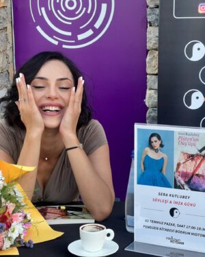 Sera Kutlubey Instagram - Yıllardır görmediğim dostlarımı görmek, yeni insanlarla tanışmak, yeni bağlar kurmak, yazdığım satırları bir başkasının hayal dünyasından dinlemek çok güzeldi! Çok tatlı söyleştik, dertleştik, tartıştık... Biraz da şiir dedik! Keyfi inanılmaz... Çok yakında tekrarlamak dileğiyle!! ♥️ ✨