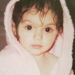 Sera Kutlubey Instagram - Bugün ansızın 16 yaşındaki Sera’dan mektup aldım…💌 ‘Sana gençlik yıllarını hatırlatacak, 25. Yaş günü hediyeni veriyorum’ diyor küçük Sera… Belli ki matematiği kötü ve 25 yaşı yeterince genç görmüyor… O sıra çılgınlar gibi Lara Fabian’den Je T’aime dinliyor… Hayallerimi, Hectorumun dökülen dişlerini biriktirdiğimi, annemden bir kedi sözü aldığımı, o kedinin şu an yanımızda olup olmadığını merak ettiğimi, babamın Bodrum’a taşınmayı düşündüğünü ve şu an bunu okuyorken acaba orada olup olmadığını soruyorum mektupta. Evet 10 yıl geçmiş üstünden… Kontrole başlıyorum;Canım oğlum Hector’u bu yıl kaybettik, ama dişlerini hala saklıyorum.Annem her zamanki gibi verdiği sözü tuttu, Julietimiz bizimle…Evet babam Bodrumda ve hayal ettiği hayatı yaşıyor… Bende Bodrum valizimi hazırlarken; yıllardır nerede olduğunu bile bilmediğim, sandığımın anahtarını buluyorum… o sandığı açıyorum ve başlıyor bu geceki maceram. Kendimi ‘sevginin kalesi’ gibi hissediyorum bu gece.🏰💕 16 yaşındaki küçük bir kızın mektuba kondurduğu öpücüklerden beni öpmesine izin veriyorum ve 26 yaşında genç bir kadın olarak o küçük kızı kucaklıyorum… Mektupta da dediğim gibi; kıymet bilen bir kızsın, bu huyundan asla vazgeçme… 10 yıl sonra başka bir mektupta görüşmek üzere...🔏💌
