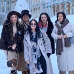 Sera Kutlubey Instagram - здравствуй, Россия! bizim ekip yine bildiğiniz gibi🤍🥂❄️🎉