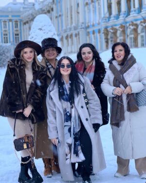 Sera Kutlubey Instagram - здравствуй, Россия!
bizim ekip yine bildiğiniz gibi🤍🥂❄️🎉