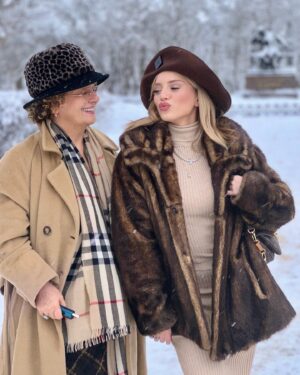 Sera Kutlubey Instagram - здравствуй, Россия!
bizim ekip yine bildiğiniz gibi🤍🥂❄️🎉