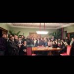 Sera Tokdemir Instagram - Her birinizi sakliycam kalbimin en güzel yerinde…çok sevdiğim, çok anı biriktirdiğim ama beraber çekilmiş bir fotoğrafımız olmadığı için paylaşamadığım bir çok ekip arkadaşım eksik bu karelerde…kamera önünde ve arkasında emek vermiş olan @saklabeniresmi ailesinin her bireyine sımsıkı sarılıyorum…bu anlamlı projeyle yolumun kesişmesini sağlayan yol arkadaşım @hasangungorresmi ‘e, kıymetli yönetmenim @nadimguc ‘e, cast direktörümüz canım @fulyafilazi ‘ye ve @ogm.pictures ailesinin tamamına bu keyifli yolculuk için çok teşekkür ediyorum. Kocam ve hocam @sanataevet Tamer abim, Tamtoşum, senin partnerin olmak gururdu; her şey için teşekkür ederim…Bizi ve bayıldığım Fahrünnisa’mı (Fahri’mi, Nisa’mı) seven, destekleyen izleyicilerimize teşekkürlerimizle…Sakla Beni, final bölümüyle şu anda son kez @startv ‘de. Yeni hikayelerde buluşmak üzere 🥹🙋‍♀️❤️