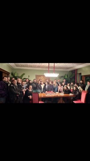 Sera Tokdemir Instagram - Her birinizi sakliycam kalbimin en güzel yerinde…çok sevdiğim, çok anı biriktirdiğim ama beraber çekilmiş bir fotoğrafımız olmadığı için paylaşamadığım bir çok ekip arkadaşım eksik bu karelerde…kamera önünde ve arkasında emek vermiş olan @saklabeniresmi ailesinin her bireyine sımsıkı sarılıyorum…bu anlamlı projeyle yolumun kesişmesini sağlayan yol arkadaşım @hasangungorresmi ‘e, kıymetli yönetmenim @nadimguc ‘e, cast direktörümüz canım @fulyafilazi ‘ye ve @ogm.pictures ailesinin tamamına bu keyifli yolculuk için çok teşekkür ediyorum. Kocam ve hocam @sanataevet Tamer abim, Tamtoşum, senin partnerin olmak gururdu; her şey için teşekkür ederim…Bizi ve bayıldığım Fahrünnisa’mı (Fahri’mi, Nisa’mı) seven, destekleyen izleyicilerimize teşekkürlerimizle…Sakla Beni, final bölümüyle şu anda son kez @startv ‘de. Yeni hikayelerde buluşmak üzere 🥹🙋‍♀️❤️