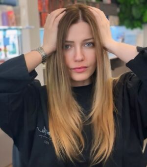 Sera Tokdemir Instagram - Saçlarımın rengini biraz açtık. Ramazan Bey öyle bir boya yaptı ki @rmznttli 👏🏼🙏🏼 @mehmettatlimaslak şahanesiniz teşekkürler ✨ #reklamdeğiltavsiye
