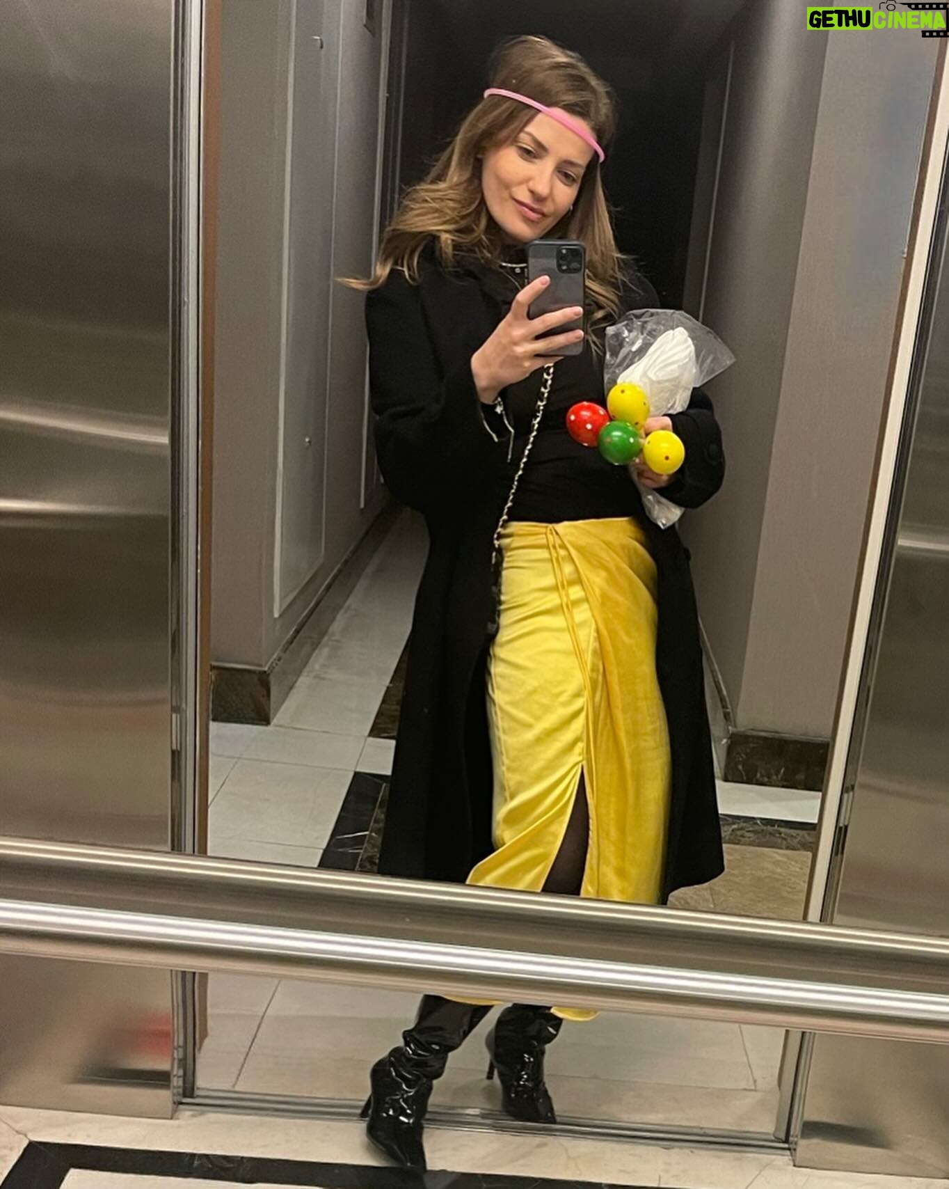 Sera Tokdemir Instagram - Biz! Birlikte büyüdük biz…ben tam büyümemiş olabilirim :) Chapter 18 ✨ seni çok seviyorum biricik oğlum @boran.gencer 💙🧿 P.s ikinci gönderide fonda çalan şarkı, sözü müziği bana ait “Buraya Kadar” isimli şarkım 😌