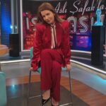 Sera Tokdemir Instagram - Bayılarak giydiğim @meliskaptanoglu imzalı takımım ❤️ @melis_kaptanoglu_official Styling @nrglaydin 😘 Canım Aslı’nın programında neler yaşandı @aslisafak 😂 @aslisafaklaisinasli programındaki keyifli sohbetimiz yakında 😉✨