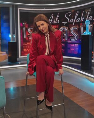 Sera Tokdemir Instagram - Bayılarak giydiğim @meliskaptanoglu imzalı takımım ❤️ @melis_kaptanoglu_official 
Styling @nrglaydin 😘
Canım Aslı’nın programında neler yaşandı @aslisafak 😂 
@aslisafaklaisinasli programındaki keyifli sohbetimiz yakında 😉✨