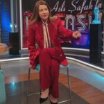 Sera Tokdemir Instagram - Bayılarak giydiğim @meliskaptanoglu imzalı takımım ❤️ @melis_kaptanoglu_official Styling @nrglaydin 😘 Canım Aslı’nın programında neler yaşandı @aslisafak 😂 @aslisafaklaisinasli programındaki keyifli sohbetimiz yakında 😉✨