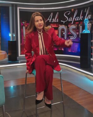 Sera Tokdemir Instagram - Bayılarak giydiğim @meliskaptanoglu imzalı takımım ❤️ @melis_kaptanoglu_official 
Styling @nrglaydin 😘
Canım Aslı’nın programında neler yaşandı @aslisafak 😂 
@aslisafaklaisinasli programındaki keyifli sohbetimiz yakında 😉✨