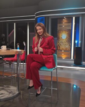 Sera Tokdemir Instagram - Bayılarak giydiğim @meliskaptanoglu imzalı takımım ❤️ @melis_kaptanoglu_official 
Styling @nrglaydin 😘
Canım Aslı’nın programında neler yaşandı @aslisafak 😂 
@aslisafaklaisinasli programındaki keyifli sohbetimiz yakında 😉✨