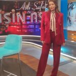 Sera Tokdemir Instagram - Bayılarak giydiğim @meliskaptanoglu imzalı takımım ❤️ @melis_kaptanoglu_official Styling @nrglaydin 😘 Canım Aslı’nın programında neler yaşandı @aslisafak 😂 @aslisafaklaisinasli programındaki keyifli sohbetimiz yakında 😉✨