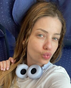 Sera Tokdemir Instagram - Sürpriz sonlu 😜 İsviçre tren yolculuğumdan  Almanya’ya uzanan özgür kız 😘
Seni çok seviyorum kuzen @armanica 💙 beşikten bugüne biriktirdiğimiz gibi, nice anılara 😇 still feel like #teenage 😎