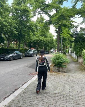Sera Tokdemir Instagram - Sürpriz sonlu 😜 İsviçre tren yolculuğumdan  Almanya’ya uzanan özgür kız 😘
Seni çok seviyorum kuzen @armanica 💙 beşikten bugüne biriktirdiğimiz gibi, nice anılara 😇 still feel like #teenage 😎