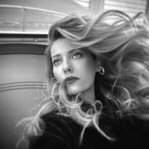 Sera Tokdemir Instagram - Herkese iyi bayramlar diliyorum. 11 Nisan doğum günüm. O güne kadar biraz izin. İki fotoğrafı da çok sevdim. Sizce?
🍭🤍😘