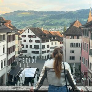 Sera Tokdemir Instagram - #switzerland🇨🇭 bana hep iyi geldin, seni seviyorum Gül ablacım @gulpolatsenkula 🤍
