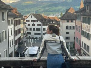 Sera Tokdemir Instagram - Ya masalların içindesin gibi ya starwars ağaçlarının ortasında. Ve ben ikisini de severim… #zürich #switzerland 🇨🇭
