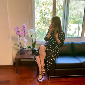 Sera Tokdemir Instagram - Çiçeklenir hep içim 🪷
Zaman değişir, şartlar değişir, bir rüzgar eser; her şey değişir. Sonra bir şey değişir, her şey yine değişir. Bir rüzgara bakar!