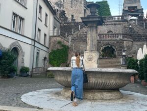 Sera Tokdemir Instagram - Ya masalların içindesin gibi ya starwars ağaçlarının ortasında. Ve ben ikisini de severim… #zürich #switzerland 🇨🇭