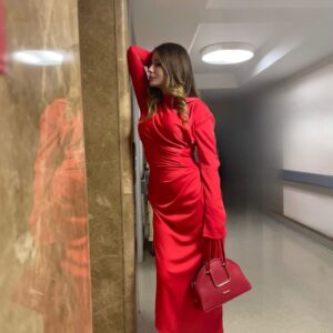 Sera Tokdemir Instagram - Fahrünnisa’m, Fahri’m, Nisa’m…şımarık çocuğum, çılgın kadınım…bedenimde senin gibi bir kadının var olduğunu bilmek çok güzeldi…seni aldım, içime sakladım… ❤️