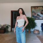 Seray Kaya Instagram – Ben kadınım… 
Her öldürdüğünüzde ben yeniden doğarım. Her canımı yaktığınızda, bedenim de, ruhum da açtığınız her yarada yeniden çiçekler açarım. Çocukluğumla, dekoltemle, kusurlarımla, kusursuzluğumla, açıklığımla, kapalılığımla, tüm benliğimle ben muhteşemim. 
Kendimi seviyorum.✨🤍