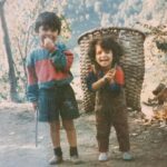 Seray Kaya Instagram - Çocukluğum.. 👫 Dünya’ya bir kez daha gelsem yine senin ‘kardeşin’ olurdum. Yine beni ‘kızım’ diye sevmeni isterdim. Yaşadığımız iyi, kötü herşeye şükranlarımla.. İyi ki doğdun diğer yarım. 🥂 ❤️ @serdareraykaya
