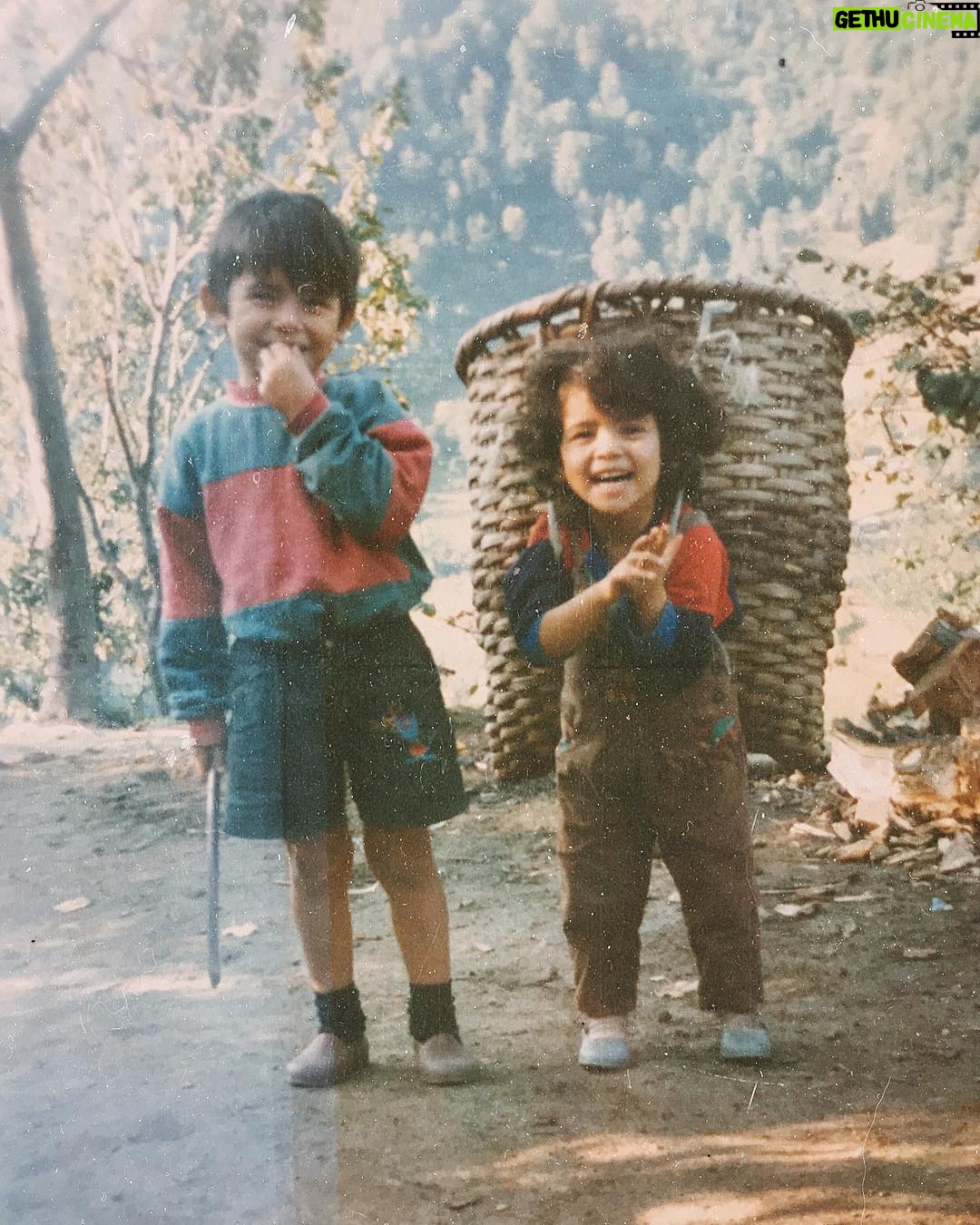 Seray Kaya Instagram - Çocukluğum.. 👫 Dünya’ya bir kez daha gelsem yine senin ‘kardeşin’ olurdum. Yine beni ‘kızım’ diye sevmeni isterdim. Yaşadığımız iyi, kötü herşeye şükranlarımla.. İyi ki doğdun diğer yarım. 🥂 ❤️ @serdareraykaya