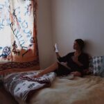 Seray Kaya Instagram - İşte burada istediğimi yapıyorum. Işık var, kitaplar var,ben varım. Dünyam var. 🦋 #tezerözlü