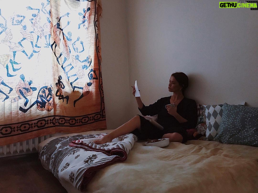 Seray Kaya Instagram - İşte burada istediğimi yapıyorum. Işık var, kitaplar var,ben varım. Dünyam var. 🦋 #tezerözlü