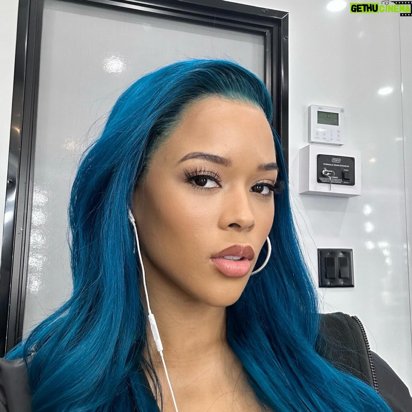 Serayah Instagram - A real family, real people I can call anytime, real synergy 💫 @officialkingdombusiness Season 2 is streaming now on @betplus 🎬
