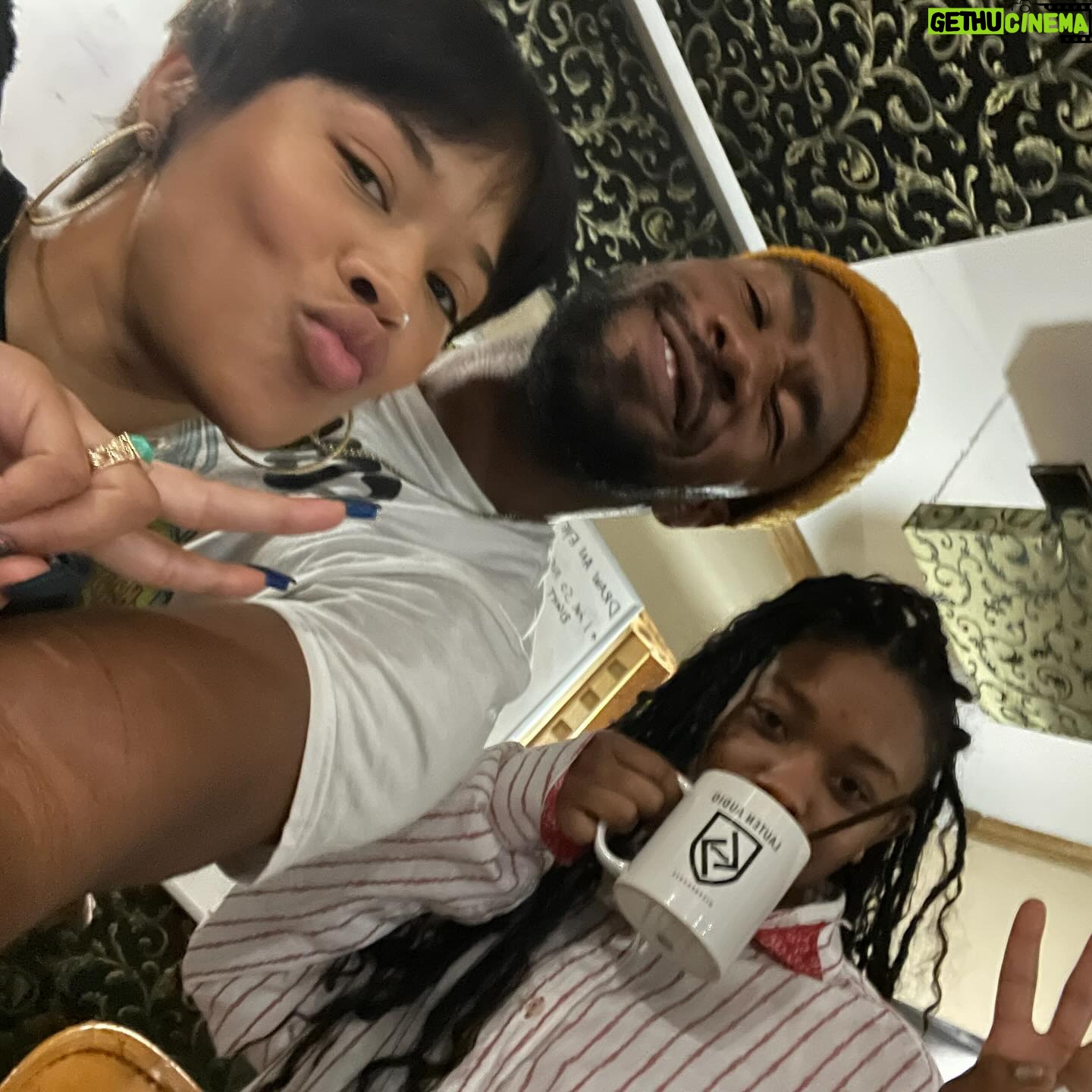 Serayah Instagram - A real family, real people I can call anytime, real synergy 💫 @officialkingdombusiness Season 2 is streaming now on @betplus 🎬