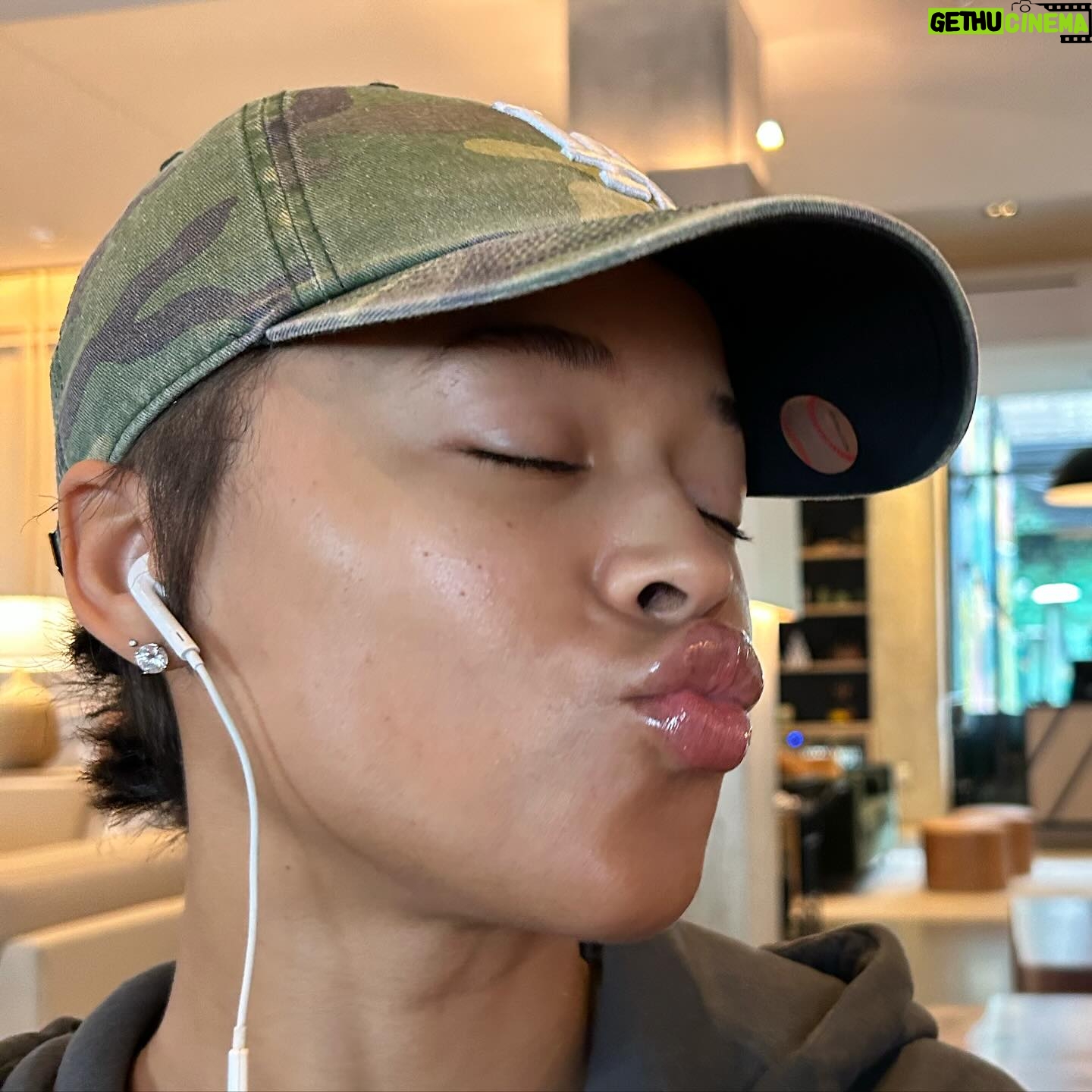 Serayah Instagram - I always feel so silly recording myself 🤣😂🤣 this SKINNN though, get into it ! #rayfreshfacefriday