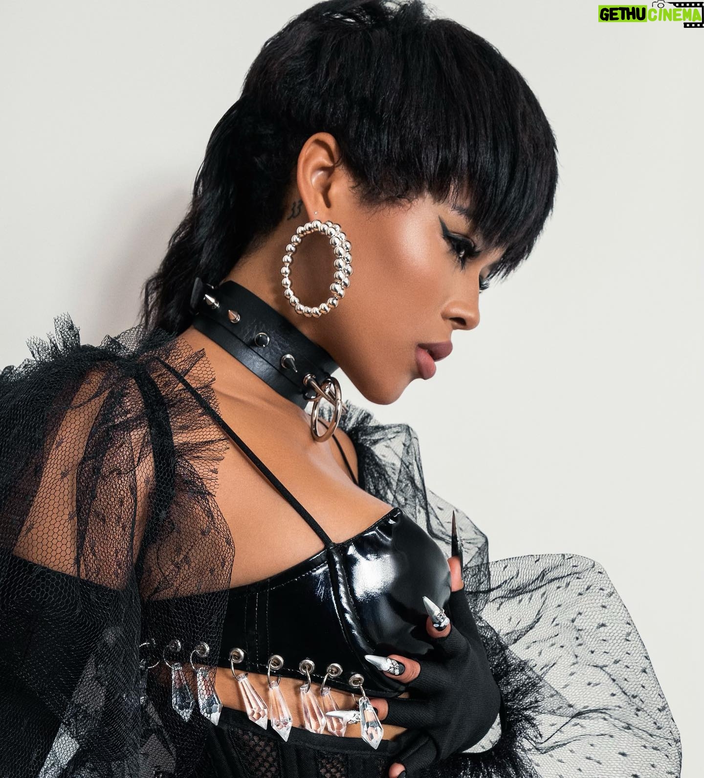 Serayah Instagram - Starting to see the signs, like the stars are aligned this time 🖤 Photographer : @valentinocaviar Styled By: @demidorsey Full look: @kdanielsdesigns Shoes: @jessicarichofficial Earrings: @richdnabrand Nails: @nailsunlimited.x Hair: @linksbyashleybanks Make up: @makeupbyremi