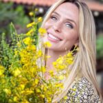 Serena Autieri Instagram – Mio nonno Carmine mi ha trasmesso amore per i fiori e da sempre il desiderio di conoscerne il significato più profondo.
Quest’orchidea ballerina rappresenta la perfezione spirituale, quella che auguro ad ognuno di noi di raggiungere nella vita. 🌼