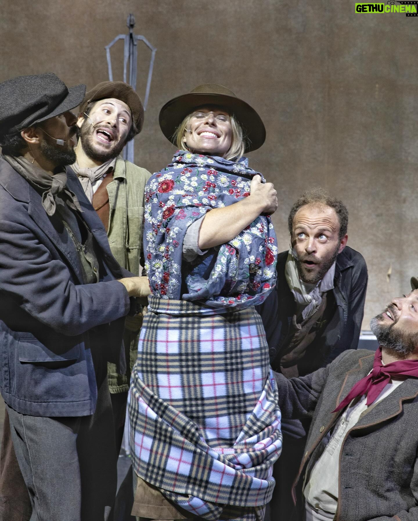 Serena Autieri Instagram - #NAPOLI sta arrivando My Fair Lady! Mancano solo 3 giorni al grande debutto, vi aspettiamo al @teatro_augusteo_napoli dal 1 al 10 marzo π Biglietti disponibili su: ticketone.it o bigliettoveloce.it Cast artistico: Produttore @enricogriselli Adattamento italiano: @vincenzo_incenzo Direzione musicale: @enzocampagnolireal Coreografie: @santuccigianni Costumi: @la_fratto Nel ruolo di Eliza Doolittle: @serena_autieri Nel ruolo di Henry Higghins: @ivancastiglione Nel ruolo di Pickering: @manliodovi9 Nel ruolo di Mrs. Higghins: @fiorettamariofficial Nel ruolo di Alfred Doolittle: @gianfrancophinoofficial Nel ruolo di Mrs. Pearce: @galante.clara Nel ruolo di Freddy Heinsford Hill: @_luca_bacci_